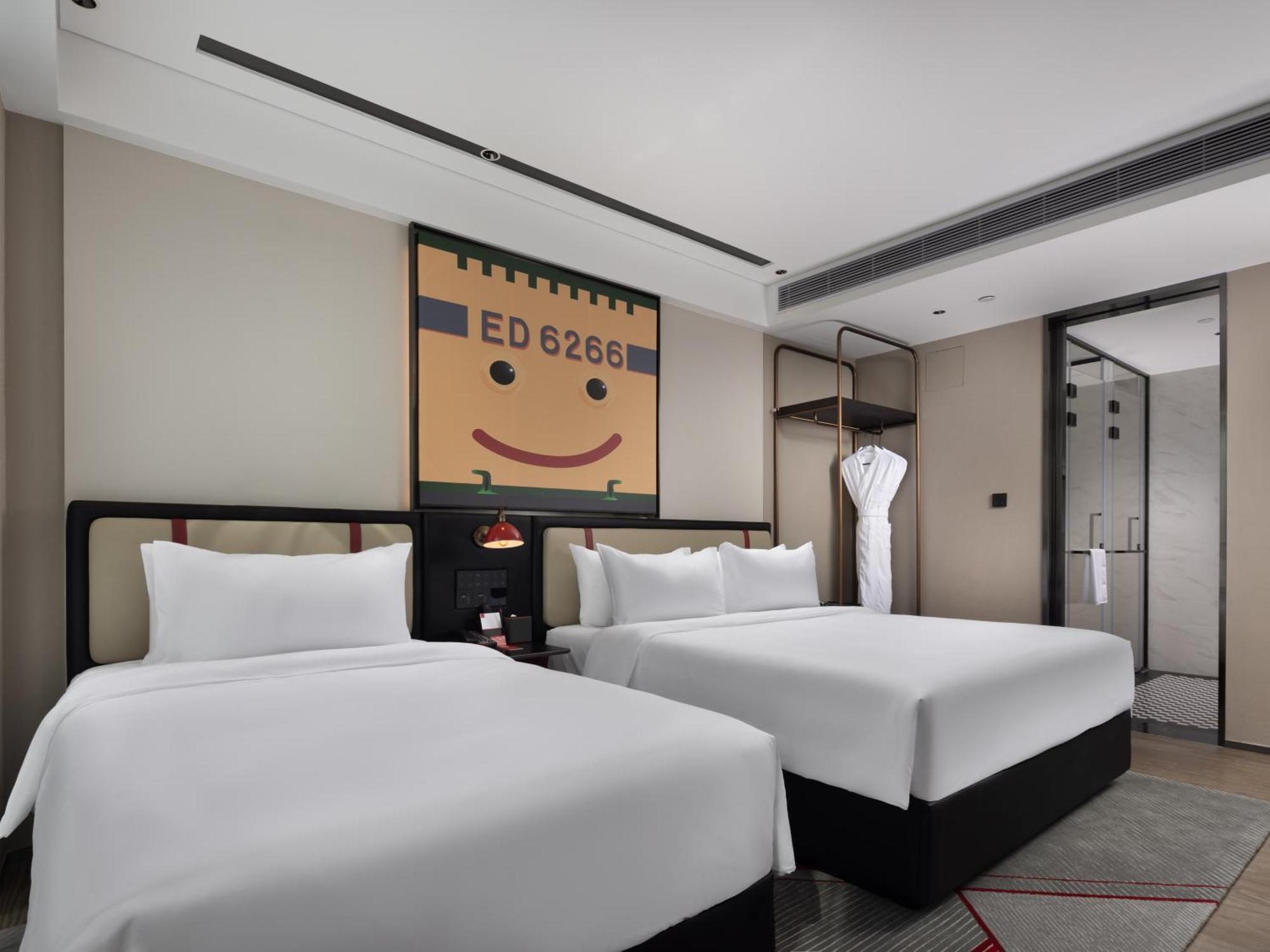 Radisson Red Guangzhou South Railway Station Hotel Exterior photo
